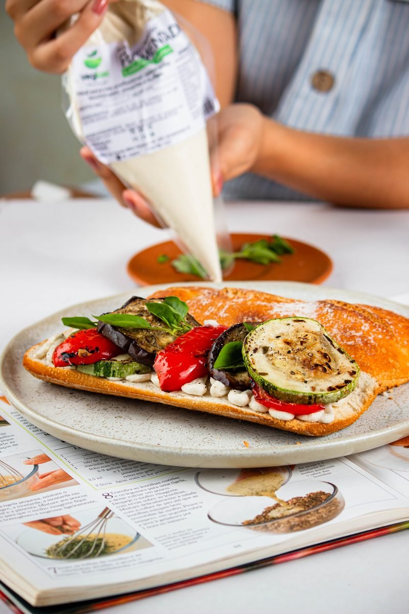 Cliente saboreando sanduíche vegano Veglac